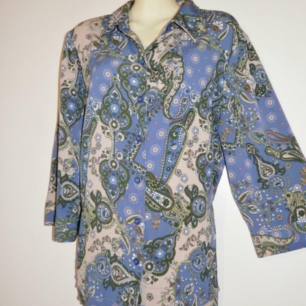 CJ Banks Womens Top 1X Button Blue Paisley E323